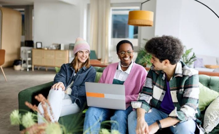 The Challenges Young Generations Face in the Digital World